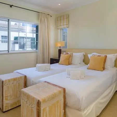 Sleeps 6 With Pool Air Con And Wifi Daire